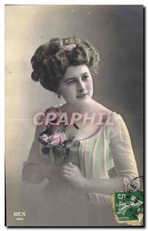 Jeune femme en robe à rayures tenant un bouquet de roses — REX 4096 — éditeur REX