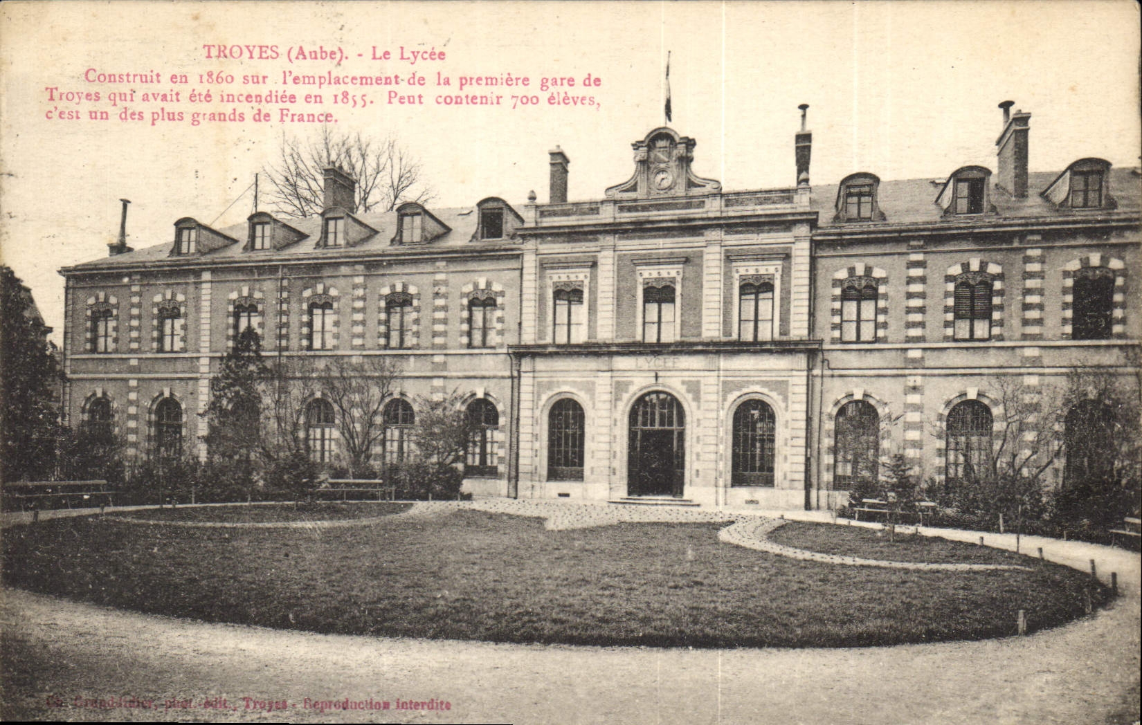 Troyes (Aube) - Le Lycée — Construit en 1860 sur l'emplacement de la première gare incendiée en 1855, peut contenir 700 élèves, c'est l'un des plus grands de France — éditeur Brugniches, Troyes