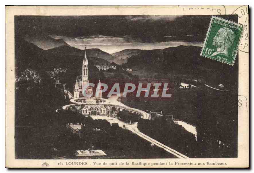 CPA Lourdes Vue de nuit de la Basilique pendant la Procession aux flambeaux 