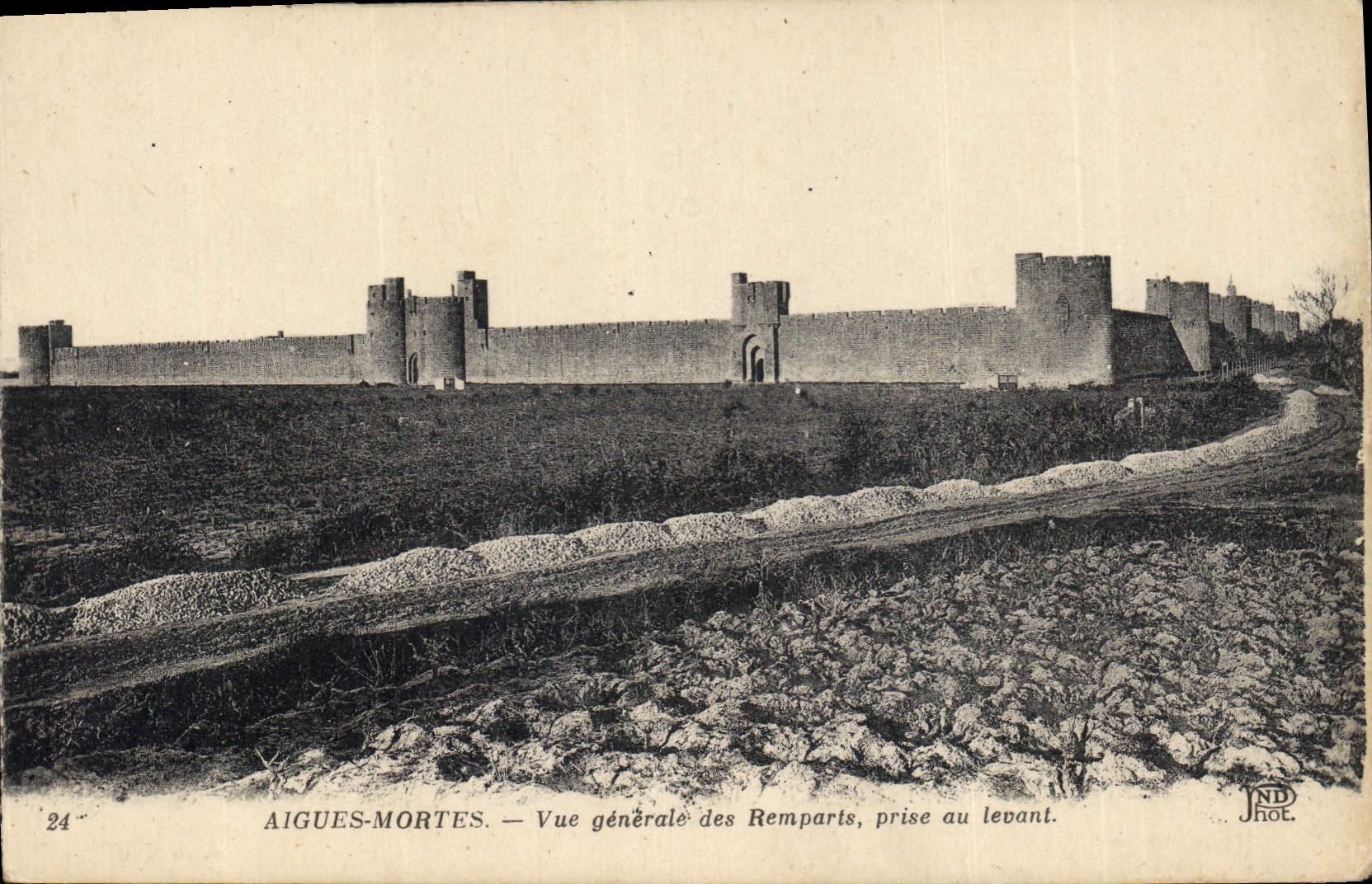 Aigues-Mortes — Vue générale des Remparts, prise au levant — J. H. P. (éditeur)