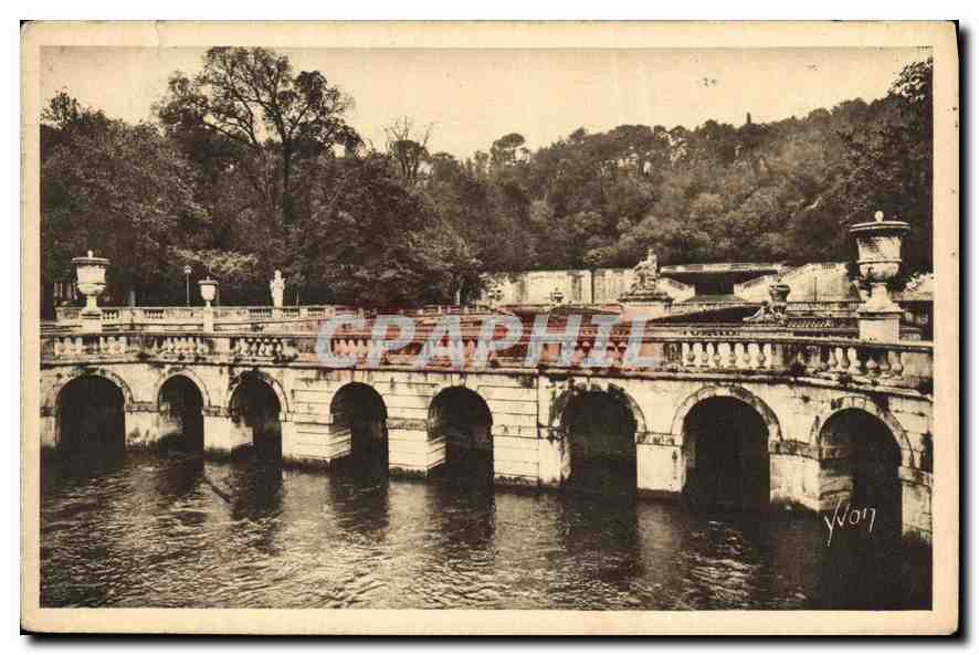 CPA La Douce Grance Nimes Gard Jardin de la Fontaine Les Bains Romains 