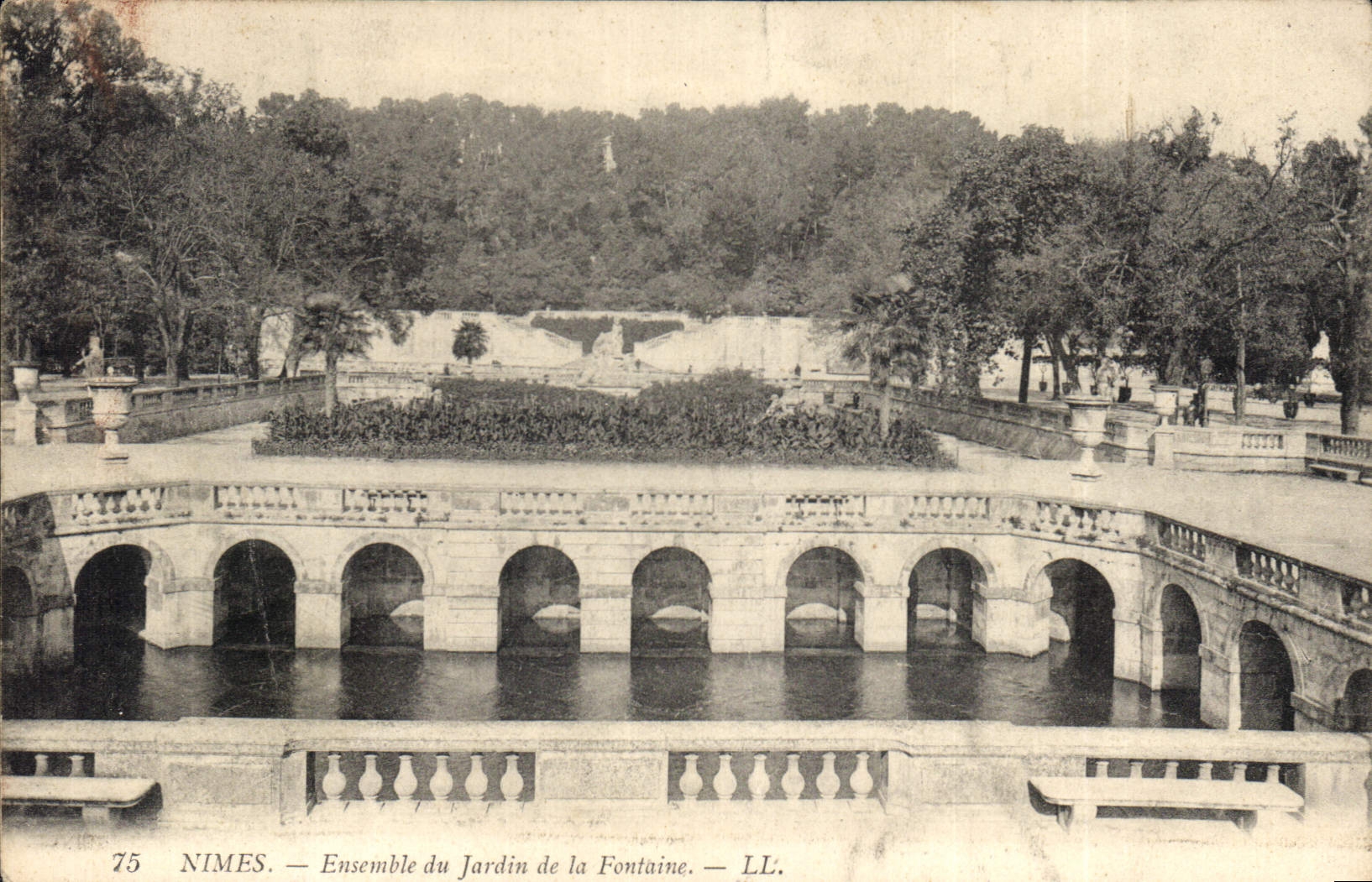 Nîmes — Ensemble du Jardin de la Fontaine — LL.