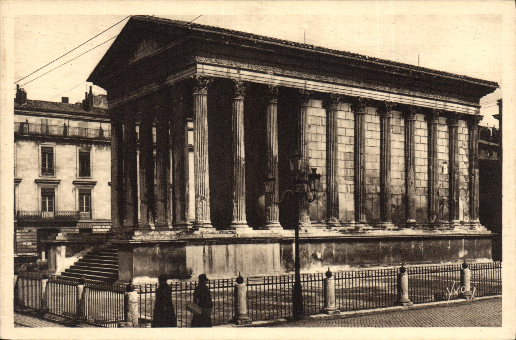 CPA La Douce France Nimes Gard La Maison Carree 