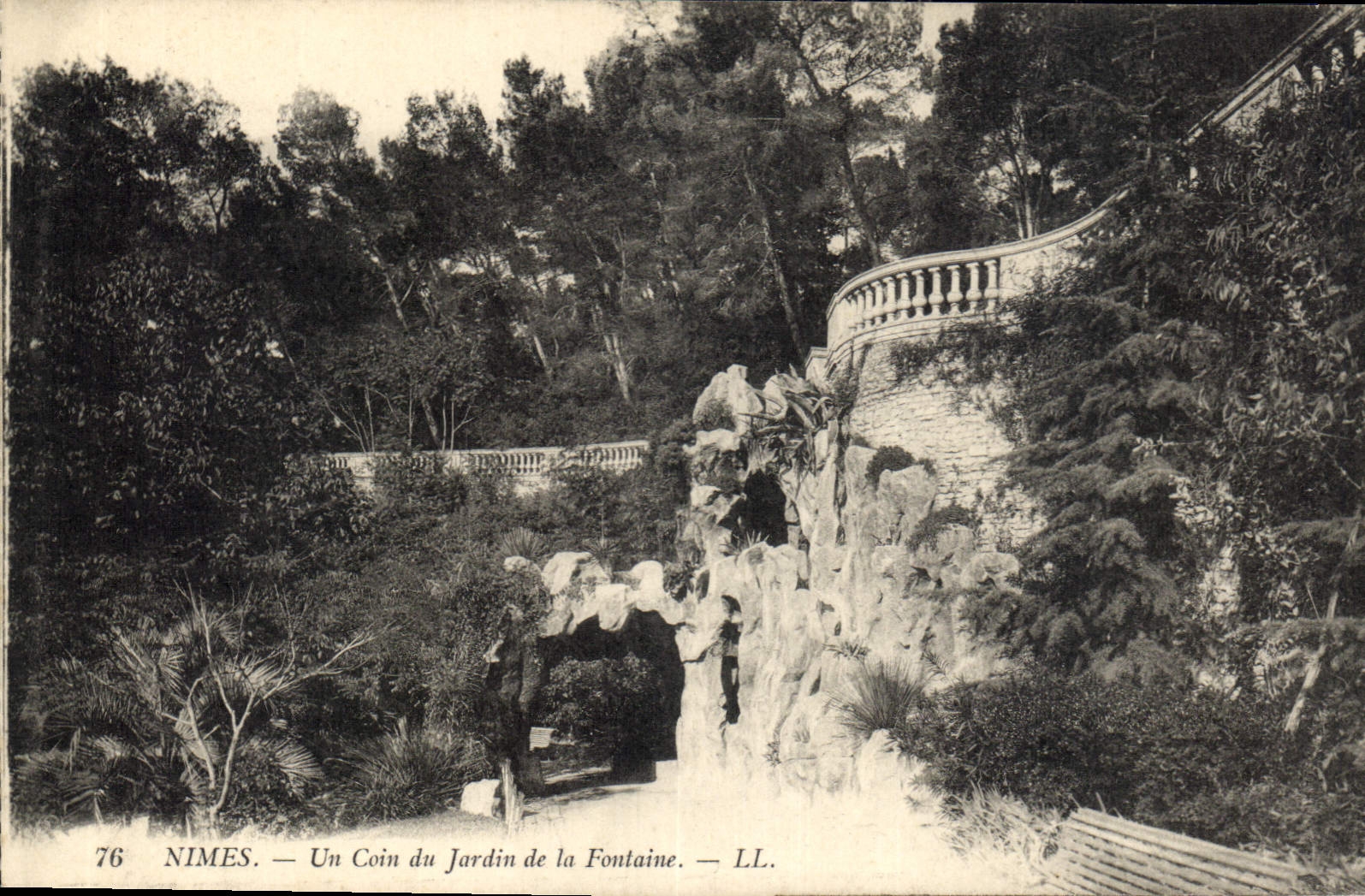 Nîmes — Un Coin du Jardin de la Fontaine — LL. — N° 76
