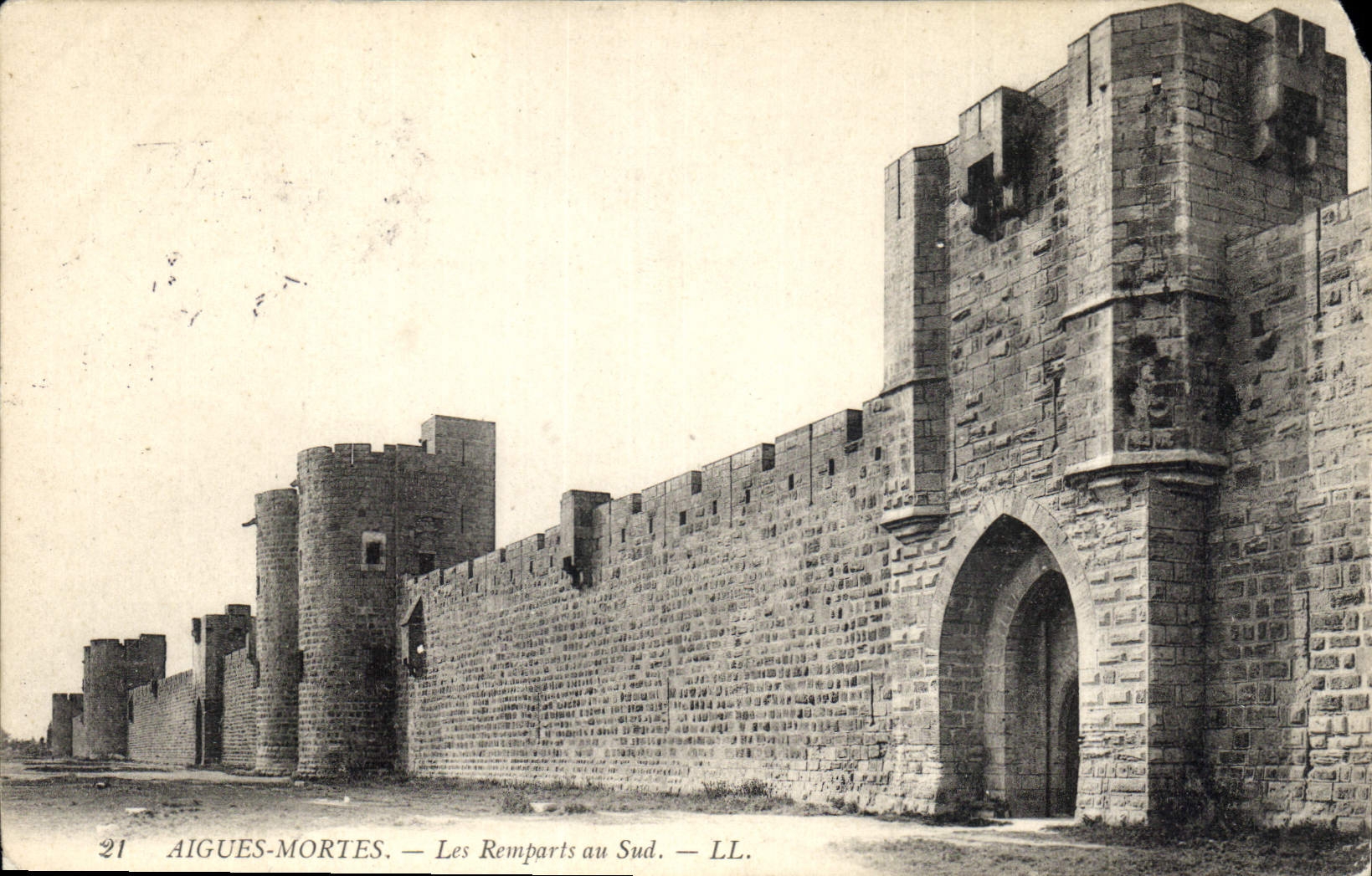 AIGUES-MORTES — Les Remparts au Sud — LL.