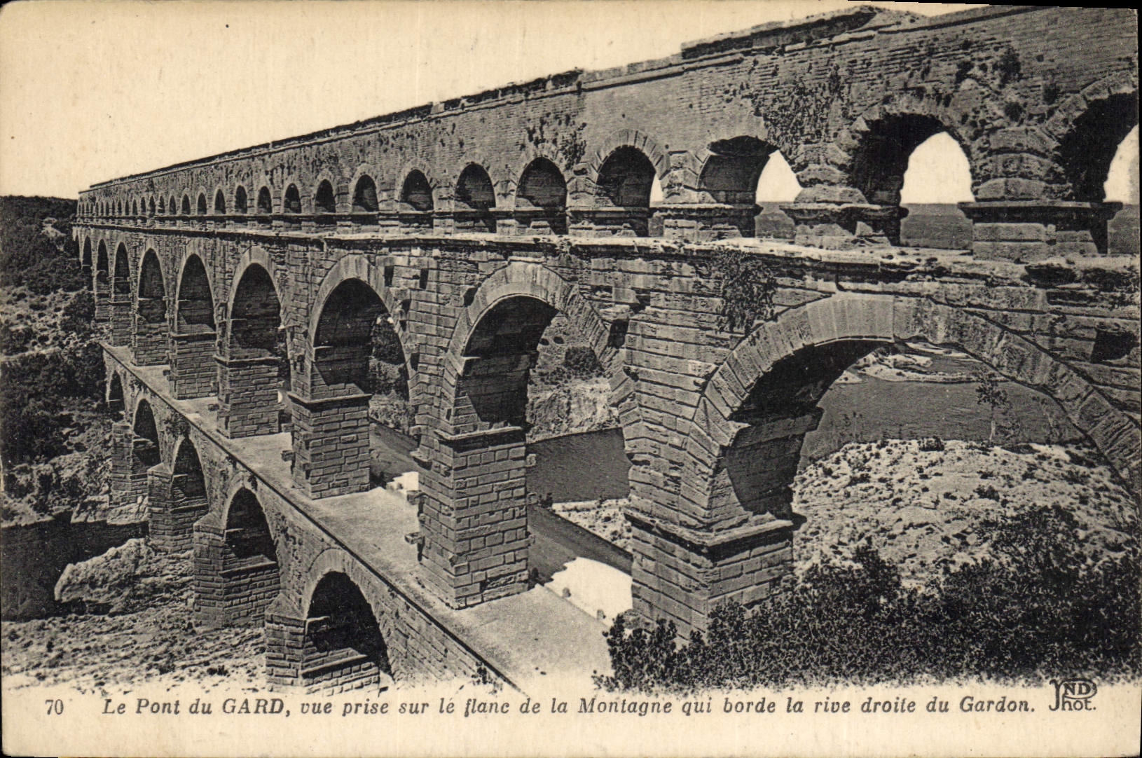 Le Pont du Gard — vue prise sur le flanc de la Montagne qui borde la rive droite du Gardon — JND rot. n°70
