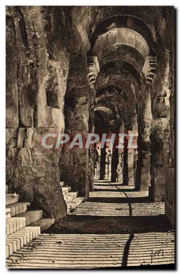CPA La Douce France Nimes Gard Galerie faisant le tour des Arenes 