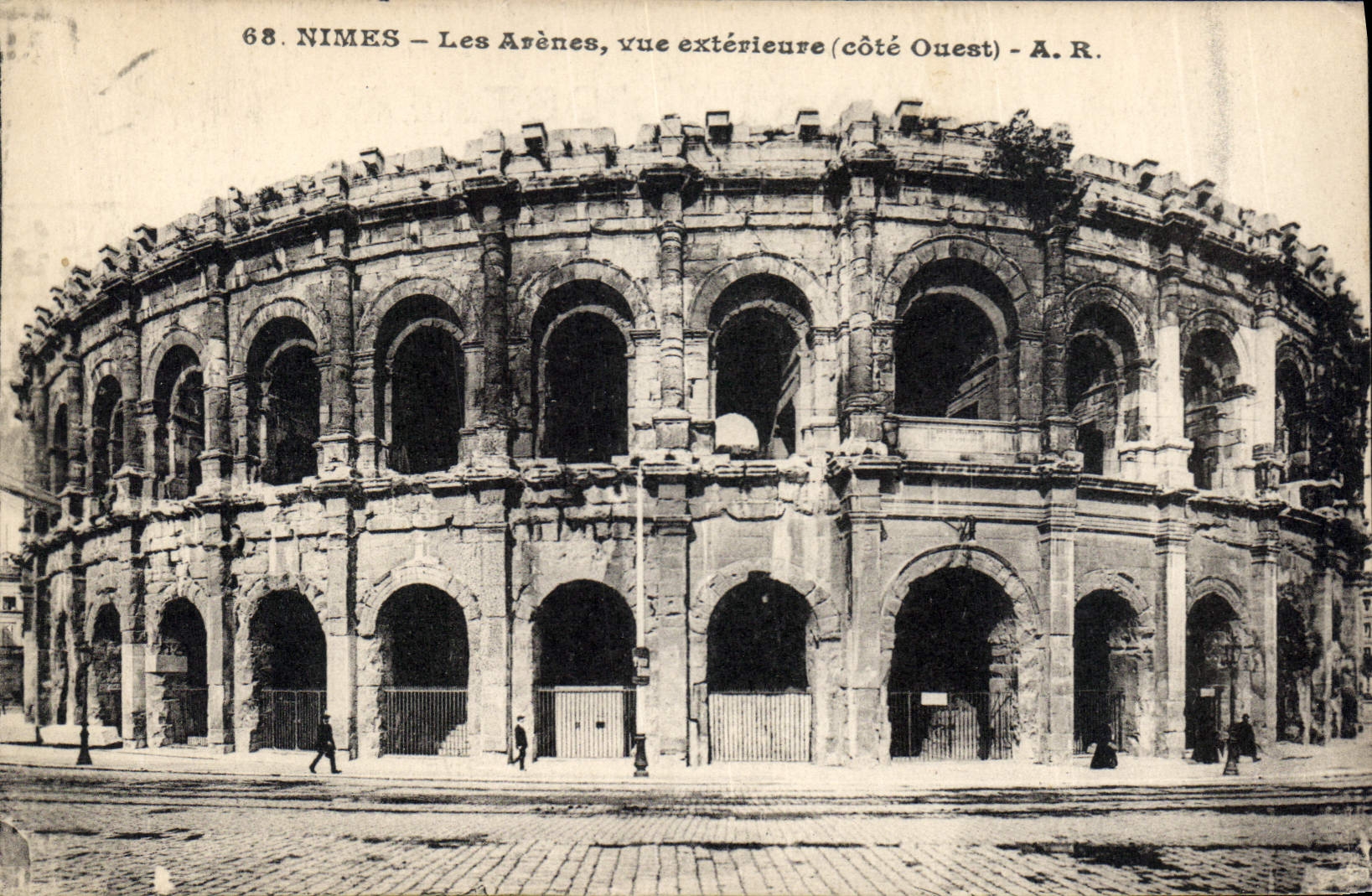 Nîmes — Les Arènes, vue extérieure (côté Ouest) — A.R.