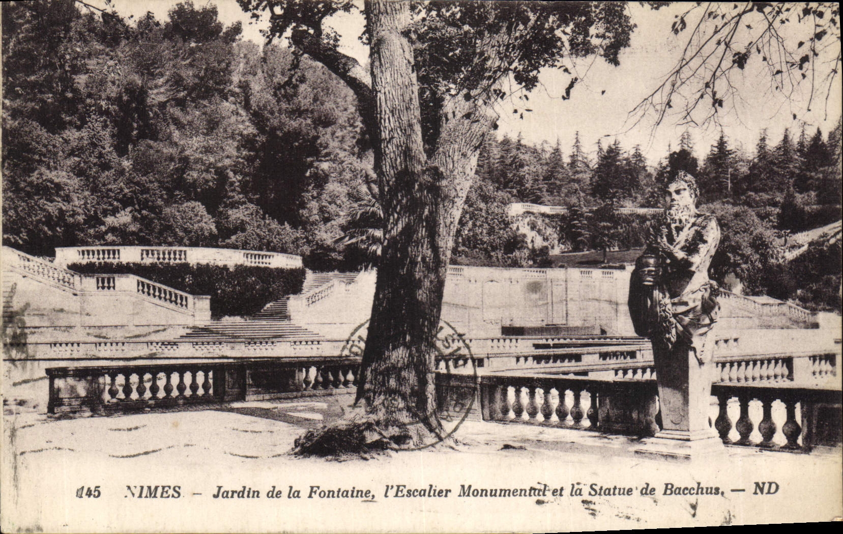 Nîmes — Jardin de la Fontaine, l'Escalier Monumental et la Statue de Bacchus — ND
