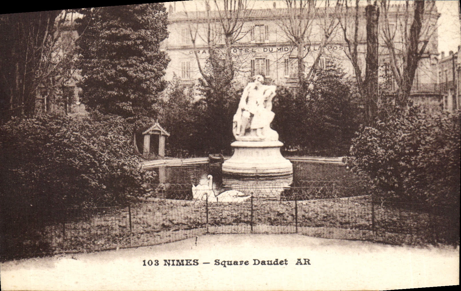Square Daudet — Nîmes — statue centrale et hôtel du Midi