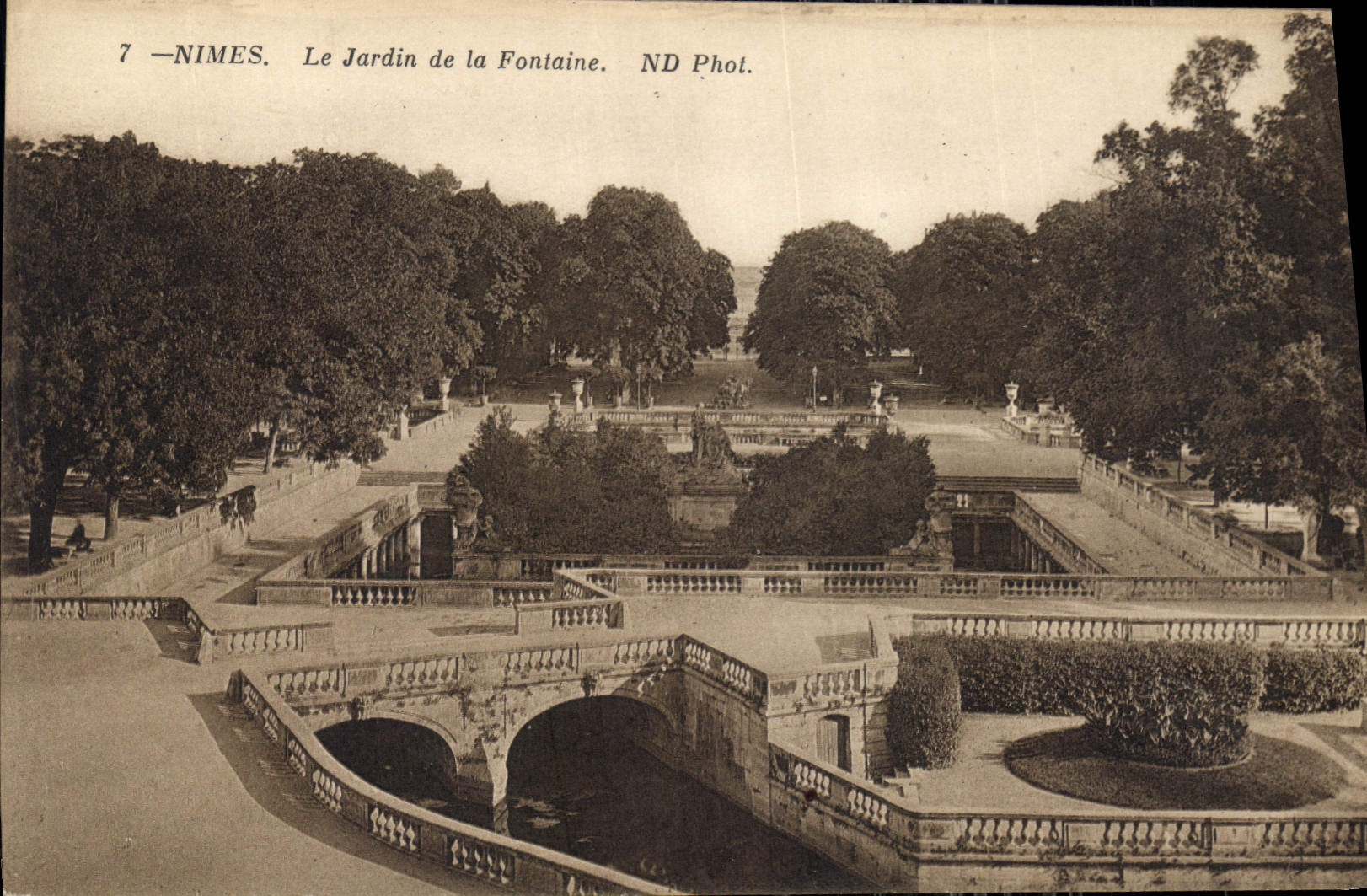 Nîmes. Le Jardin de la Fontaine — ND Phot.