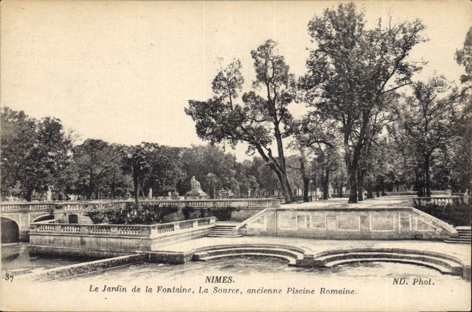 Nîmes — Le Jardin de la Fontaine, La Source, ancienne Piscine Romaine — ND. Phot.