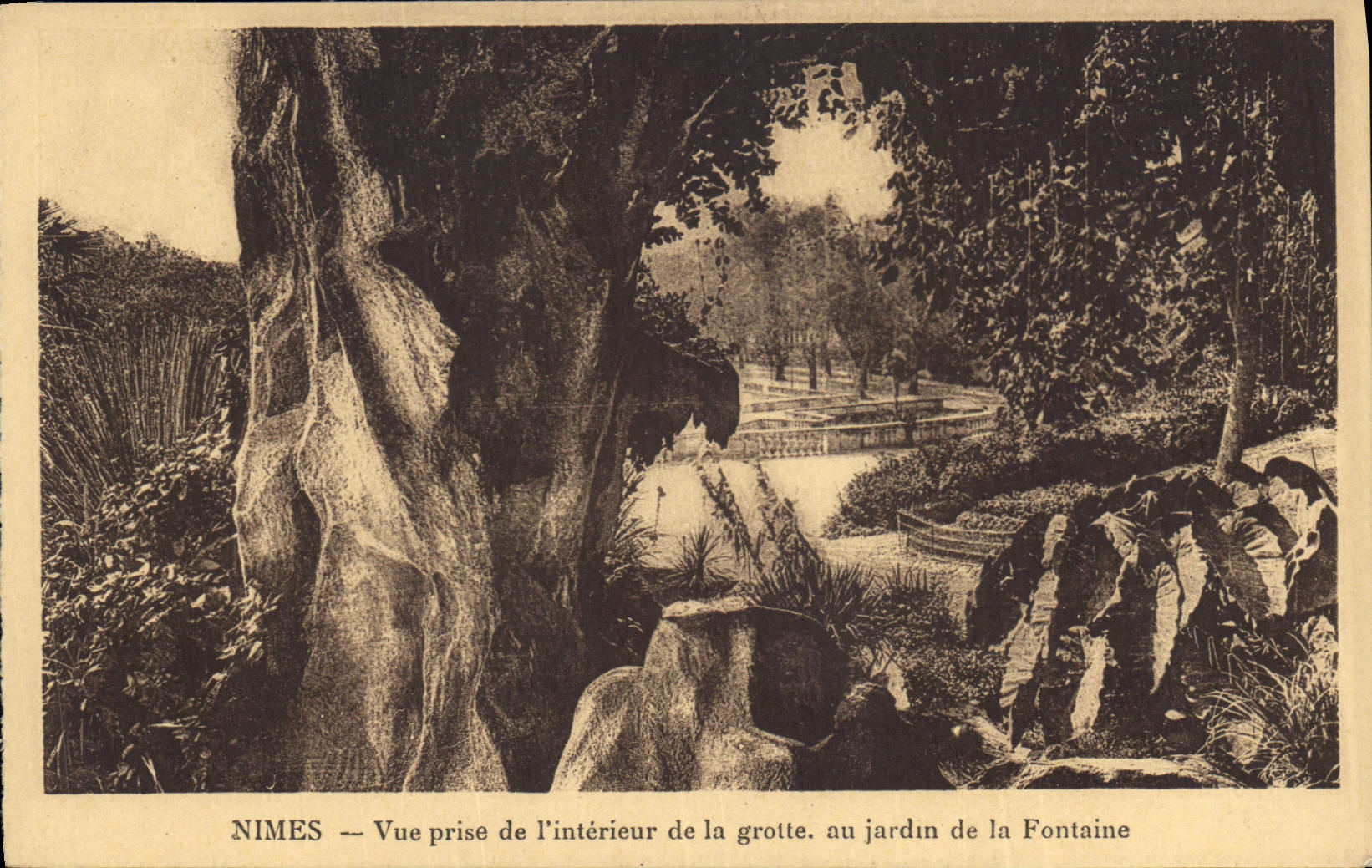 Nîmes — Vue prise de l'intérieur de la grotte, au jardin de la Fontaine