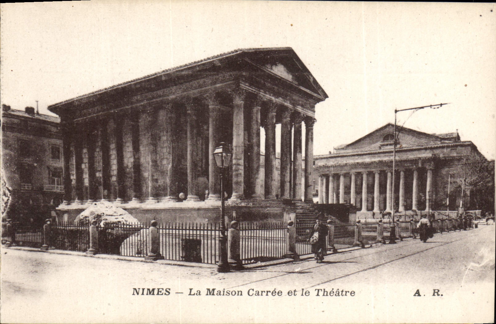 Nîmes — La Maison Carrée et le Théâtre — A.R.