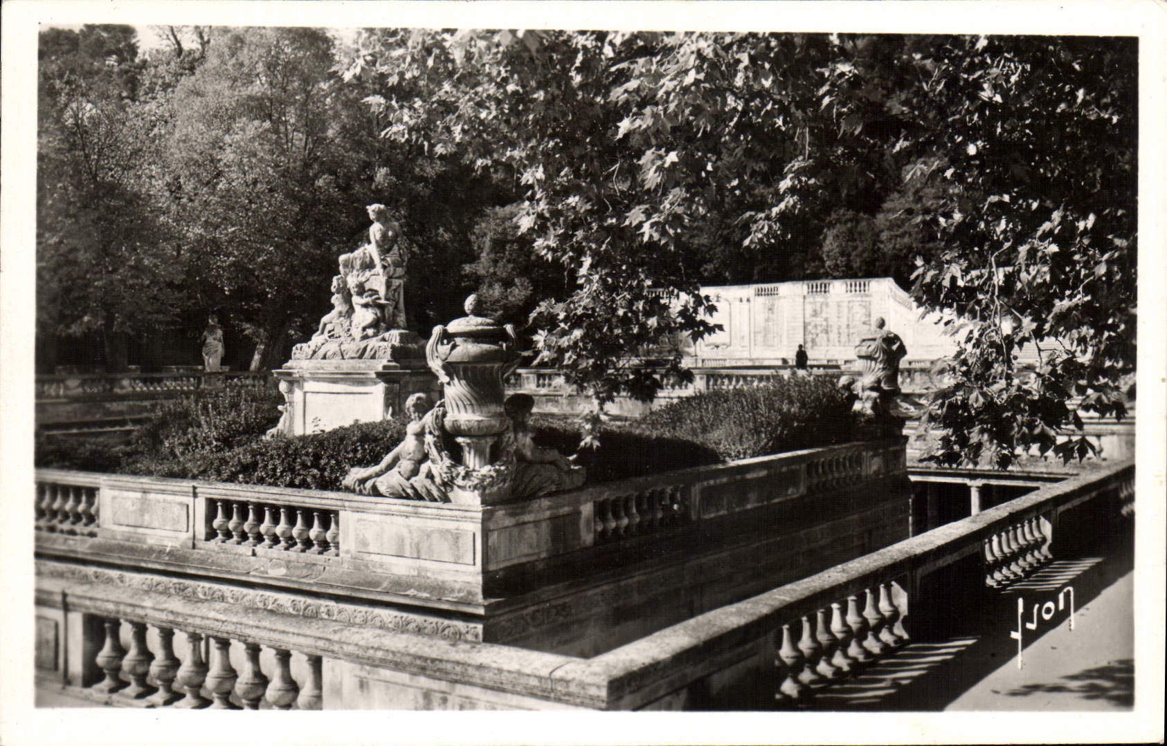 Jardin de la Fontaine — Les Bains Romaines — Éditions d'Art Martel