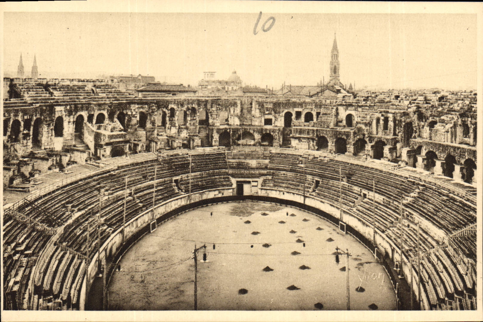 Nîmes (Gard) — L'Intérieur des Arènes — Éditions d'Art YVON, Paris