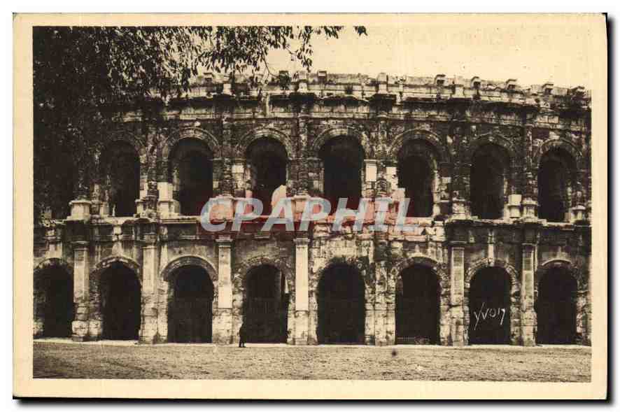 CPA La Douce France Nimes Gard les Arenes 