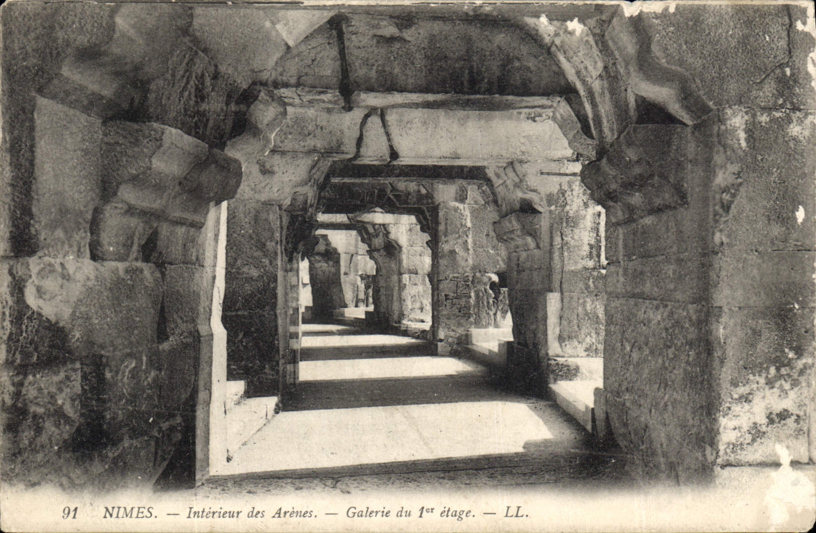 Nîmes — Intérieur des Arènes — Galerie du 1er étage — LL.