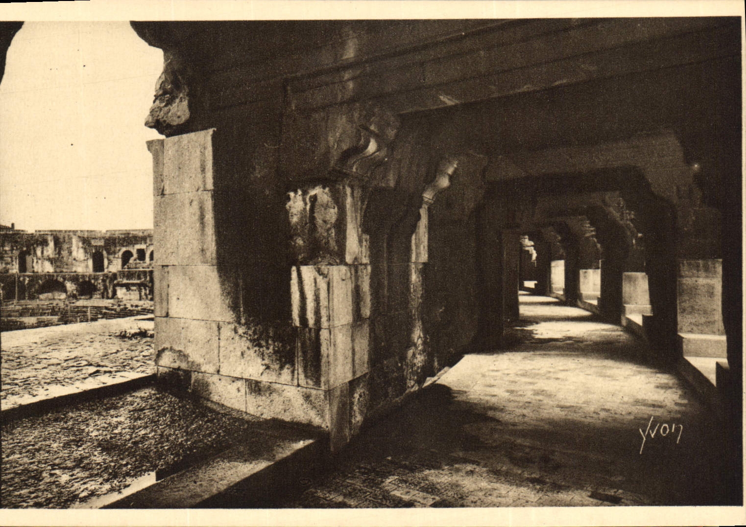 Les Arènes - Galerie monumentale du 1er étage — Nîmes (Gard) — Éditions d'Art YVON, Paris