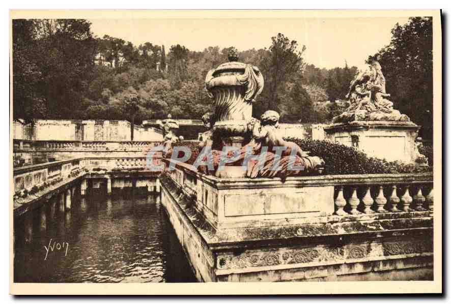 CPA La Douce France Nimes Gard Jardin de la Fontaine les Bains Romains 