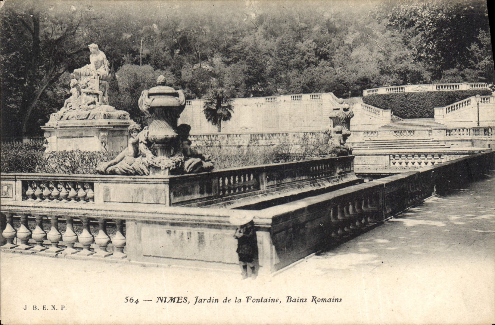 CPA Nimes Jardin de la Fontaine Bains Romains 