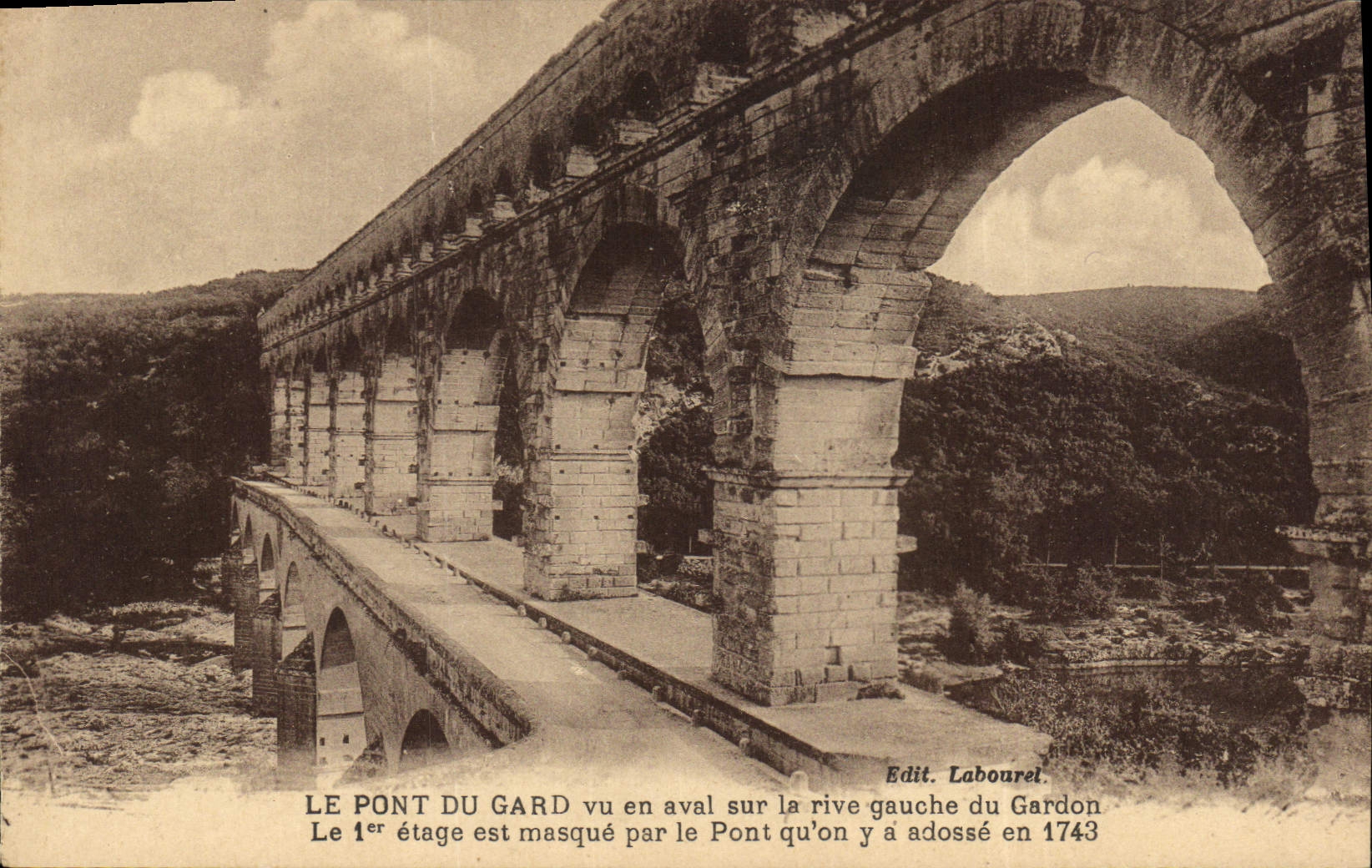 Le Pont du Gard — vue en aval sur la rive gauche du Gardon, 1er étage masqué par le pont ajouté en 1743 — Edit. Labourel