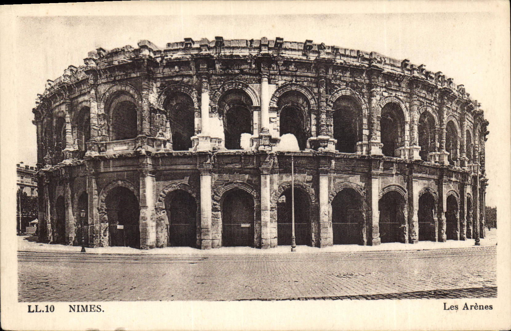 Nîmes — Les Arènes — LL.10