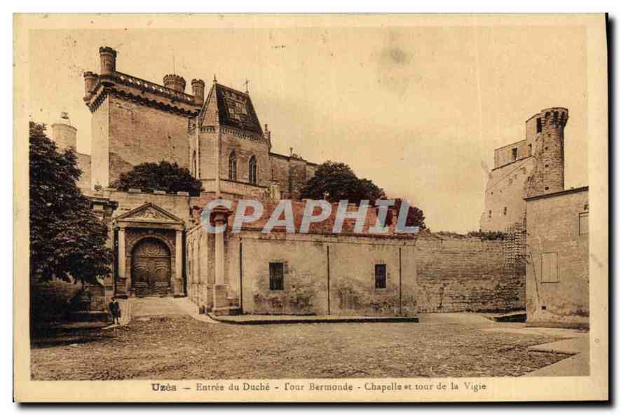CPA Uzes Entree du Duche Tour Bermonde Chapelle et tour de la Vigie 
