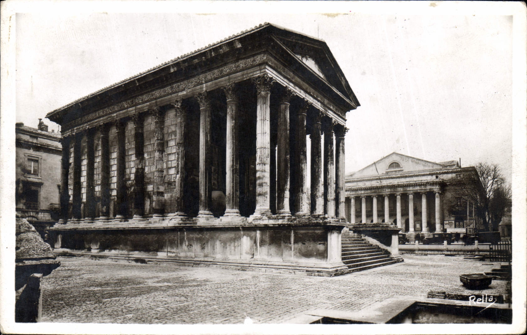 CPA Nimes la Maison Carre monument romain 