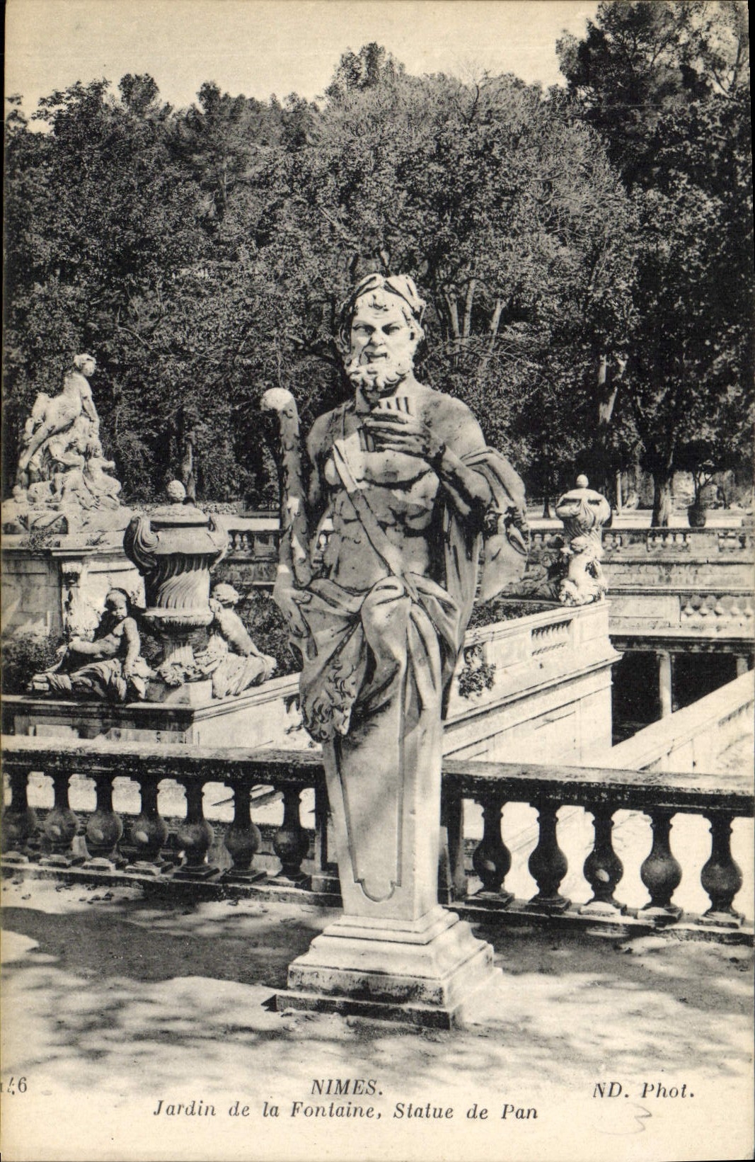 CPA Nimes Jardin de la Fontaine Statue de Pan 