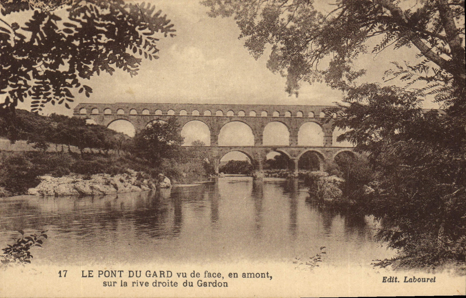 CPA Le Pont du Gard vu de face en amont sur la rive droite du Gardon 