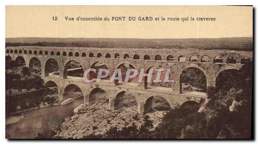 CPA Vue d'ensemble du Pont du Gard et la route qui le traverse 