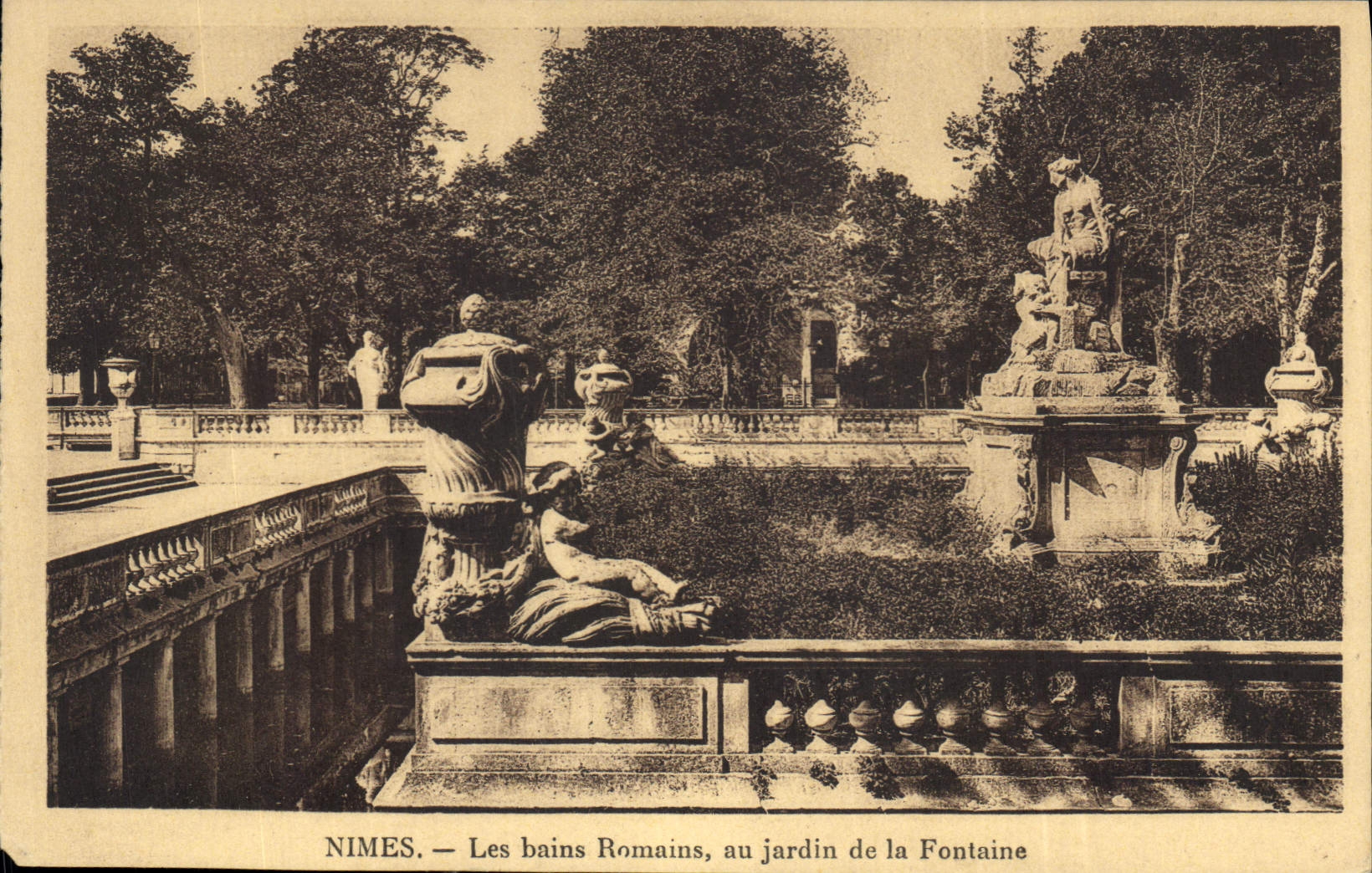 Nîmes — Les bains Romains, au jardin de la Fontaine