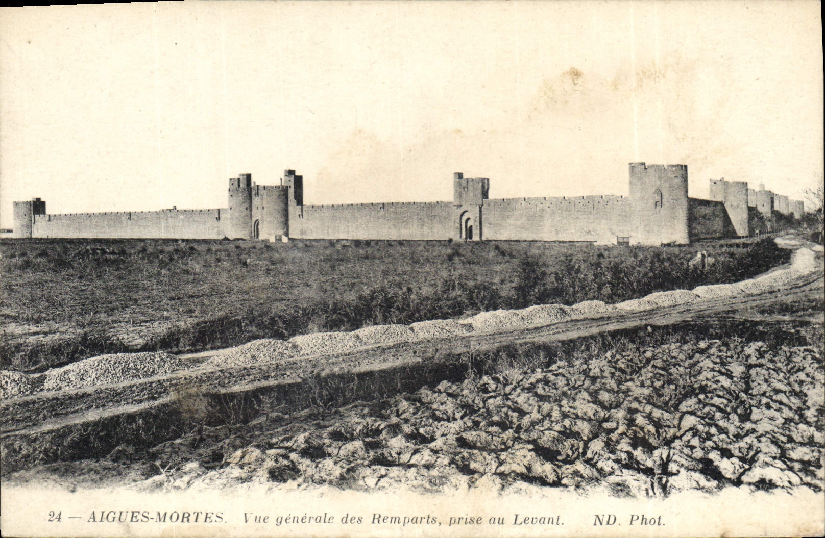 Aigues-Mortes — Vue générale des Remparts, prise au Levant — ND. Phot. n°24