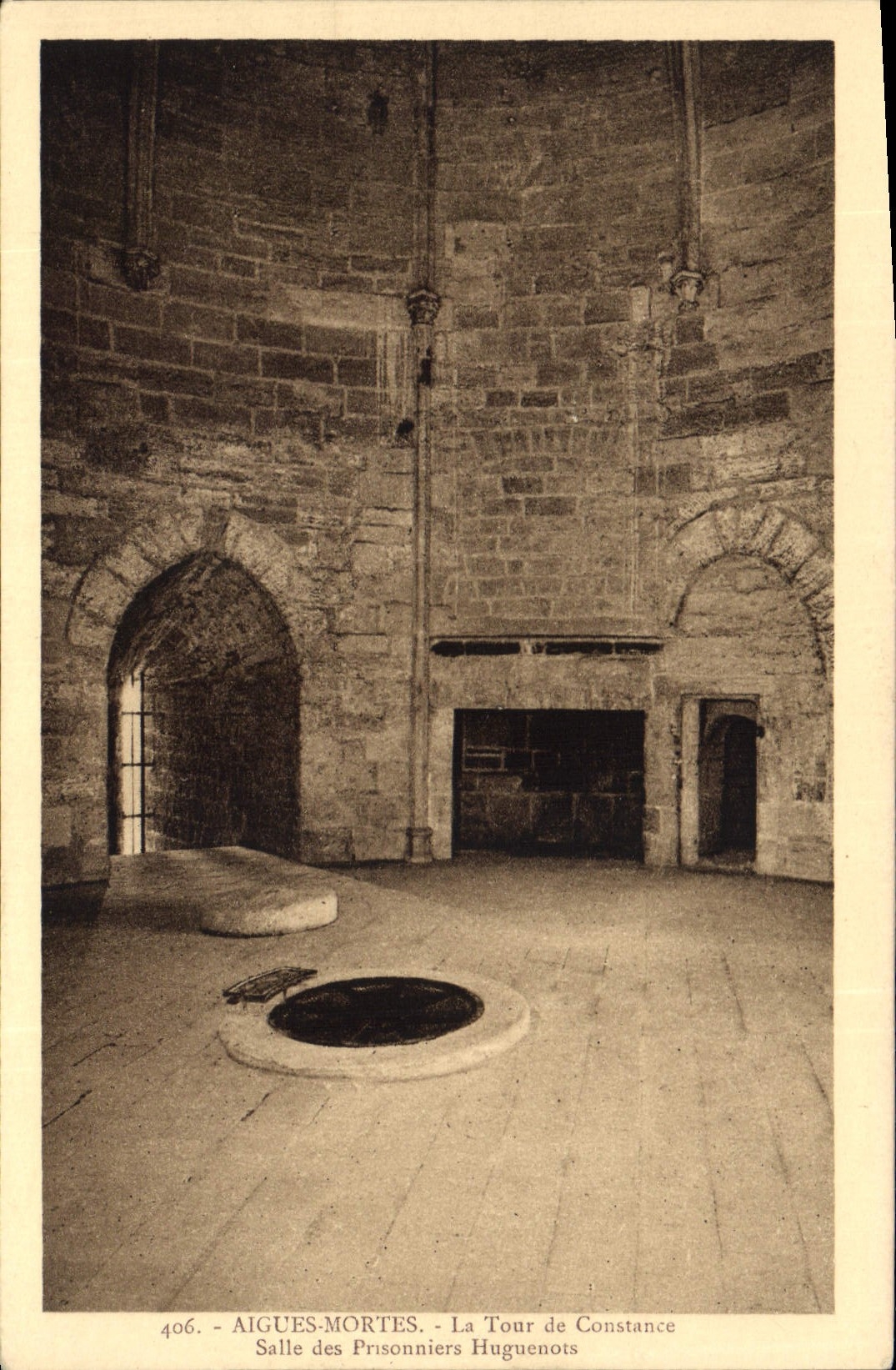 CPA Aigues Mortes la Tour de Constance Salle des Prisonniers Huguenots 