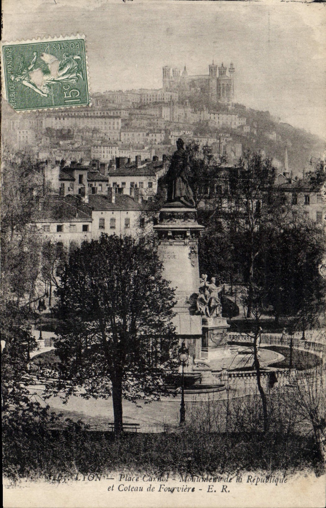 CPA Lyon Place Carnot monument de la Republique et Coteau de Fourviere 