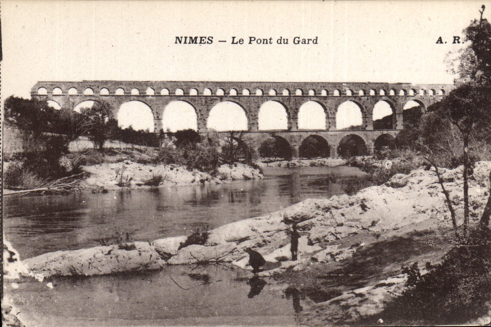 NIMES — Le Pont du Gard — A. R.