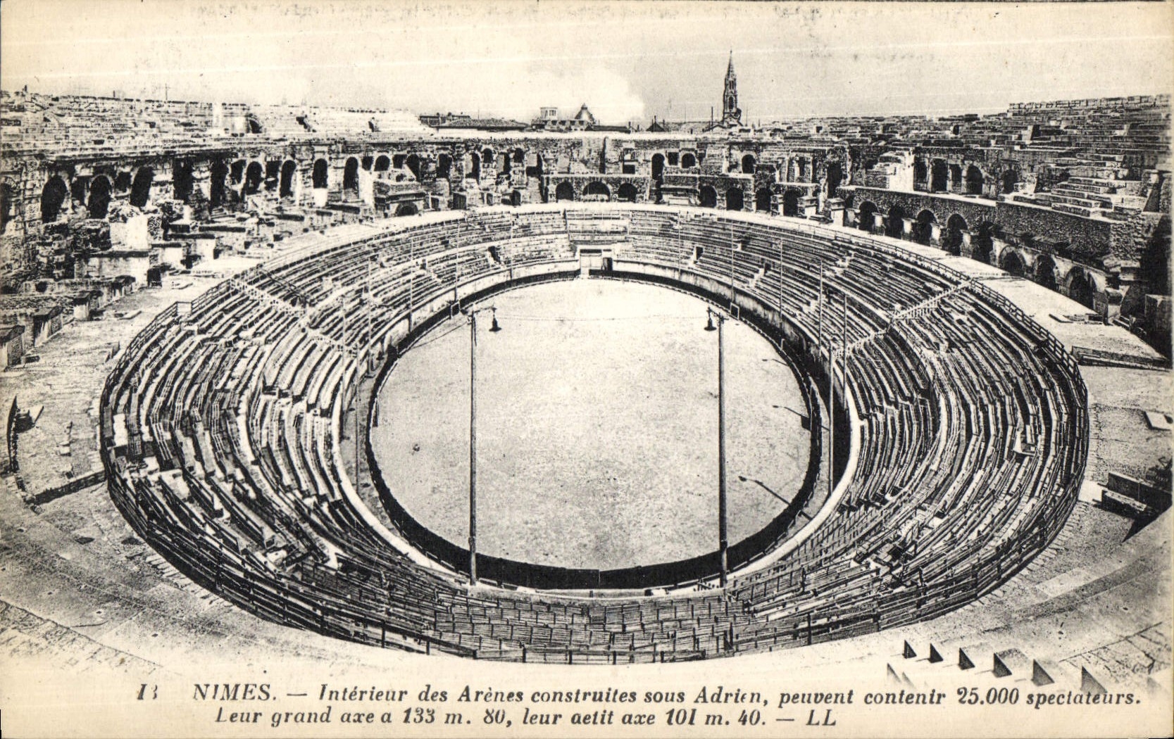 Nîmes — Intérieur des Arènes construites sous Adrien — LL