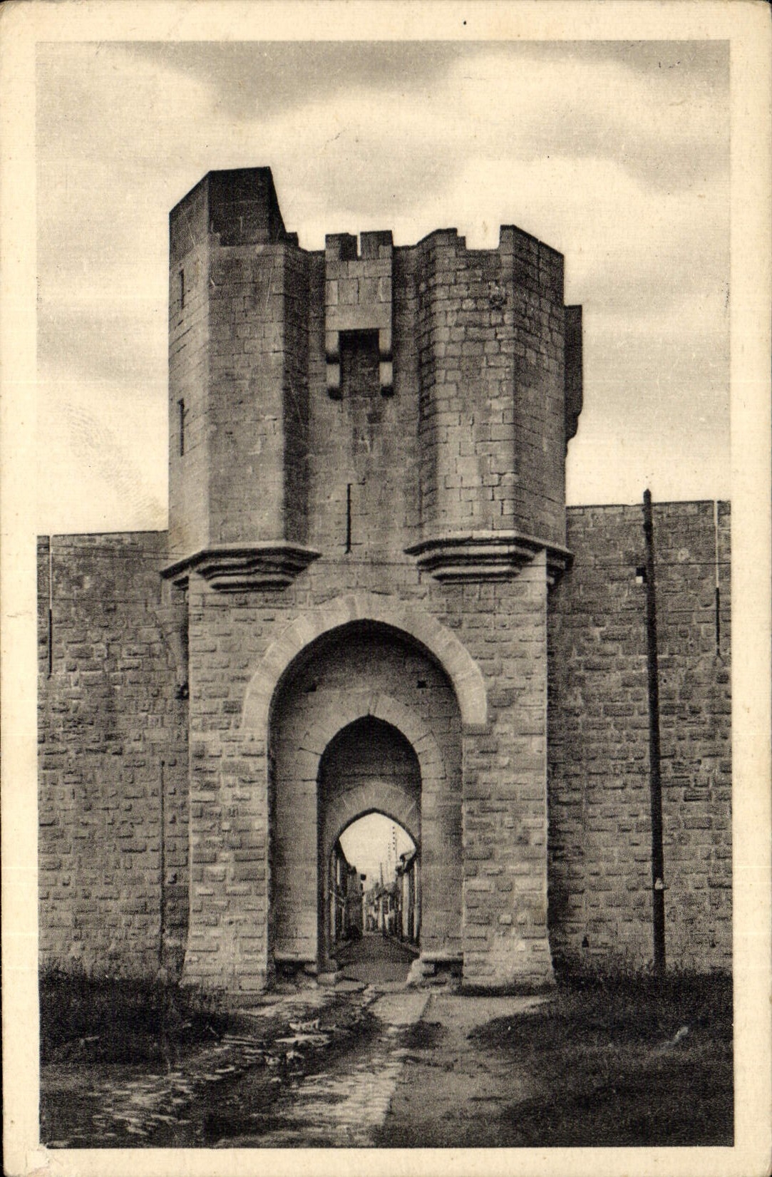 Aigues-Mortes (Gard) — Porte des Cordeliers — CPA n°1019, éditée par Serv. Commerçant Monuments Historiques Gd. Palais, Alexandre III, rue G. Paris