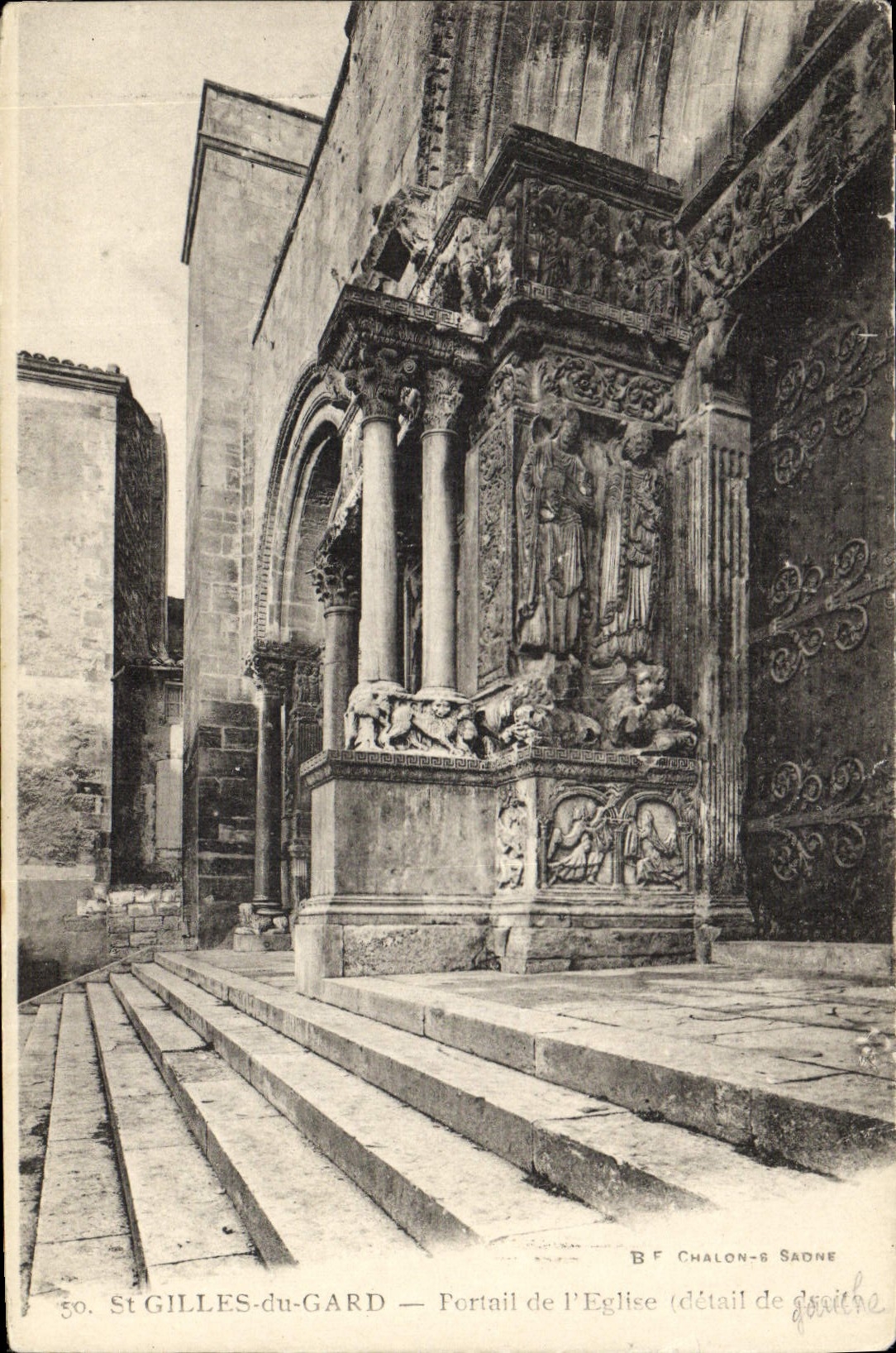 CPA St Gilles du Gard Portail de l'Eglise detail de gauche 