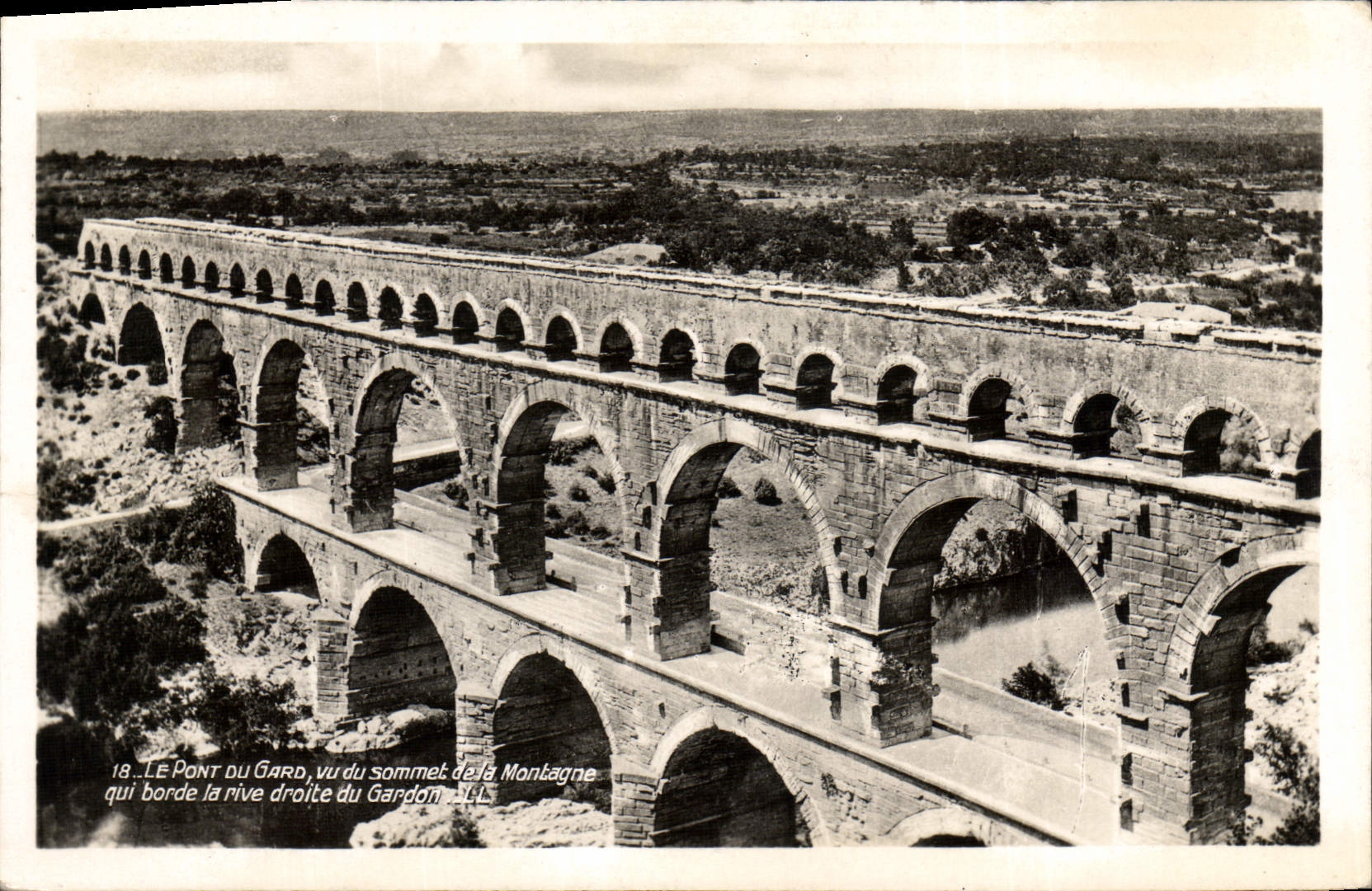 CPA Le Pont du Gard vu du Sommet de la Montagne qui borde la rive droite du Gardon 