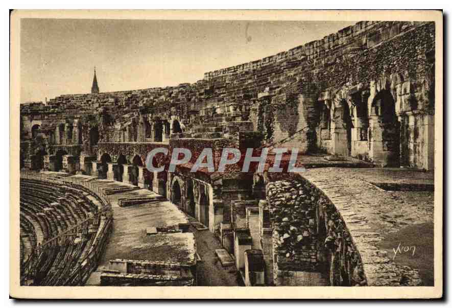 CPA La Douce France Nimes Gard L'Interieur des Arenes Galeries et Gradins 