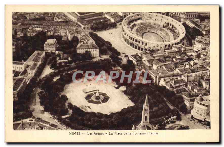 CPA Nimes Les Arenes La Place de la Fontaine Pradier 