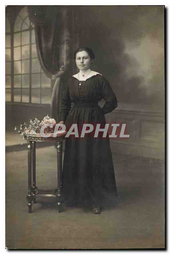 Femme en robe noire — studio photographique — éditeur inconnu