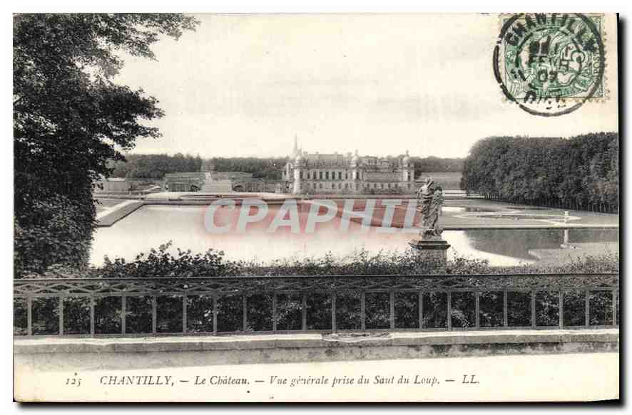 CPA Chantilly Le Chateau Vue generale prise du Saut du Loup 