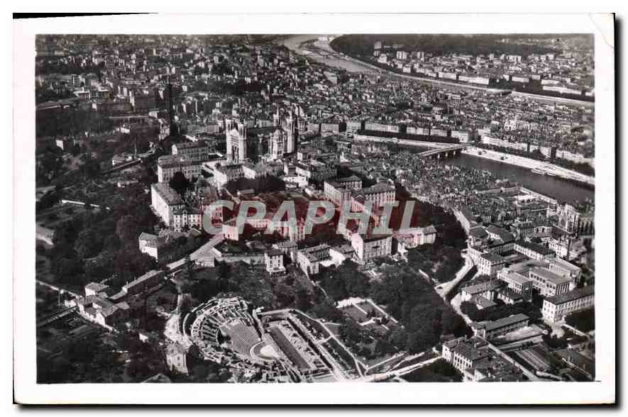 CPA Lyon Vue generale aerienne Theatre romain Basilique et Tour metallique de Fourviere a droite Sai