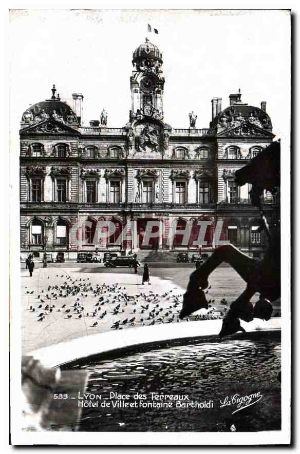 CPA Lyon Place des Terreaux Hotel de Ville et Fontaine Bartholdi 