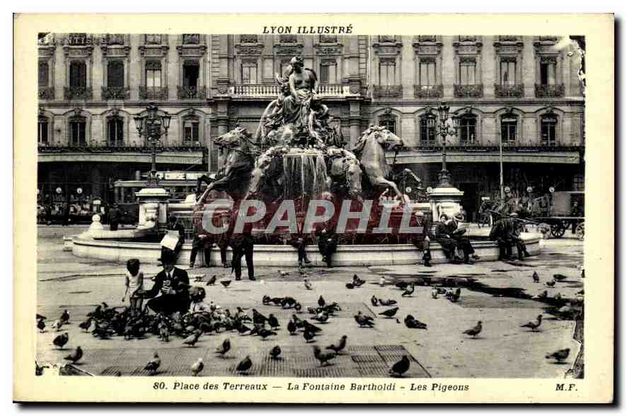 CPA Lyon illustre Place des Terreaux La Fontaine Bartholdi les Pigeons 