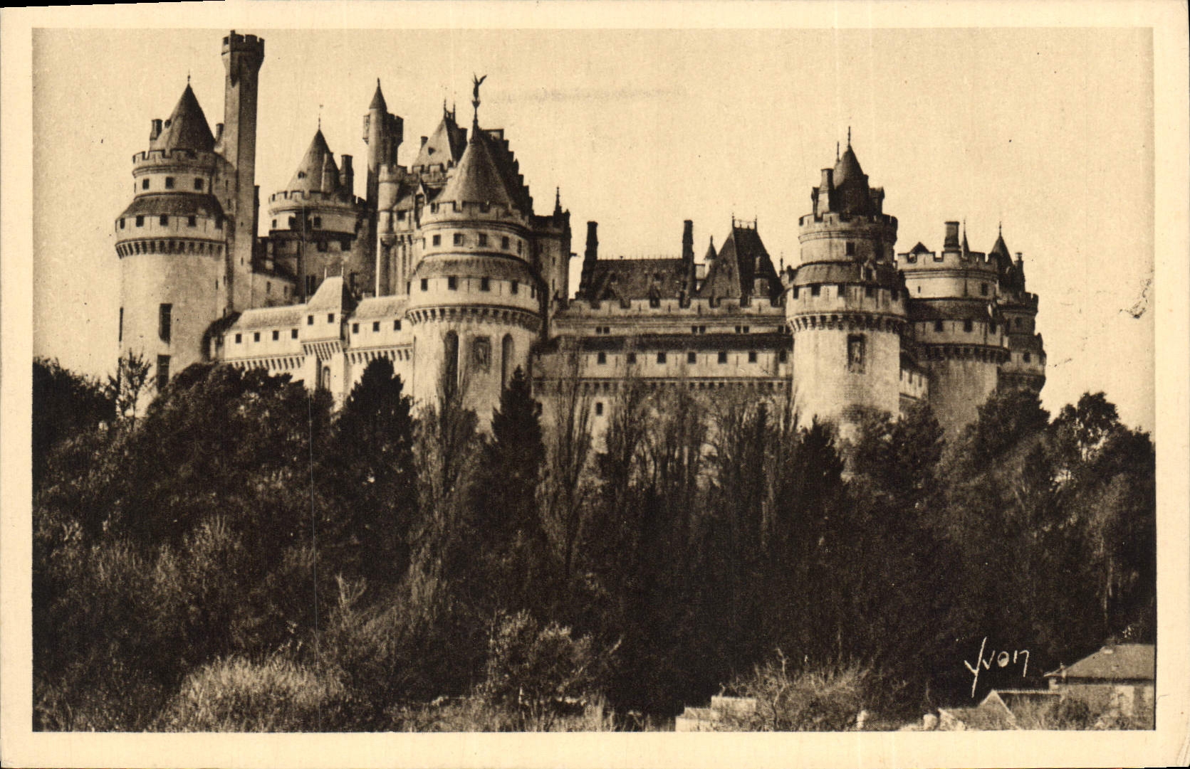 Château de Pierrefonds — Côté Est — Éditions d'Art Yvon