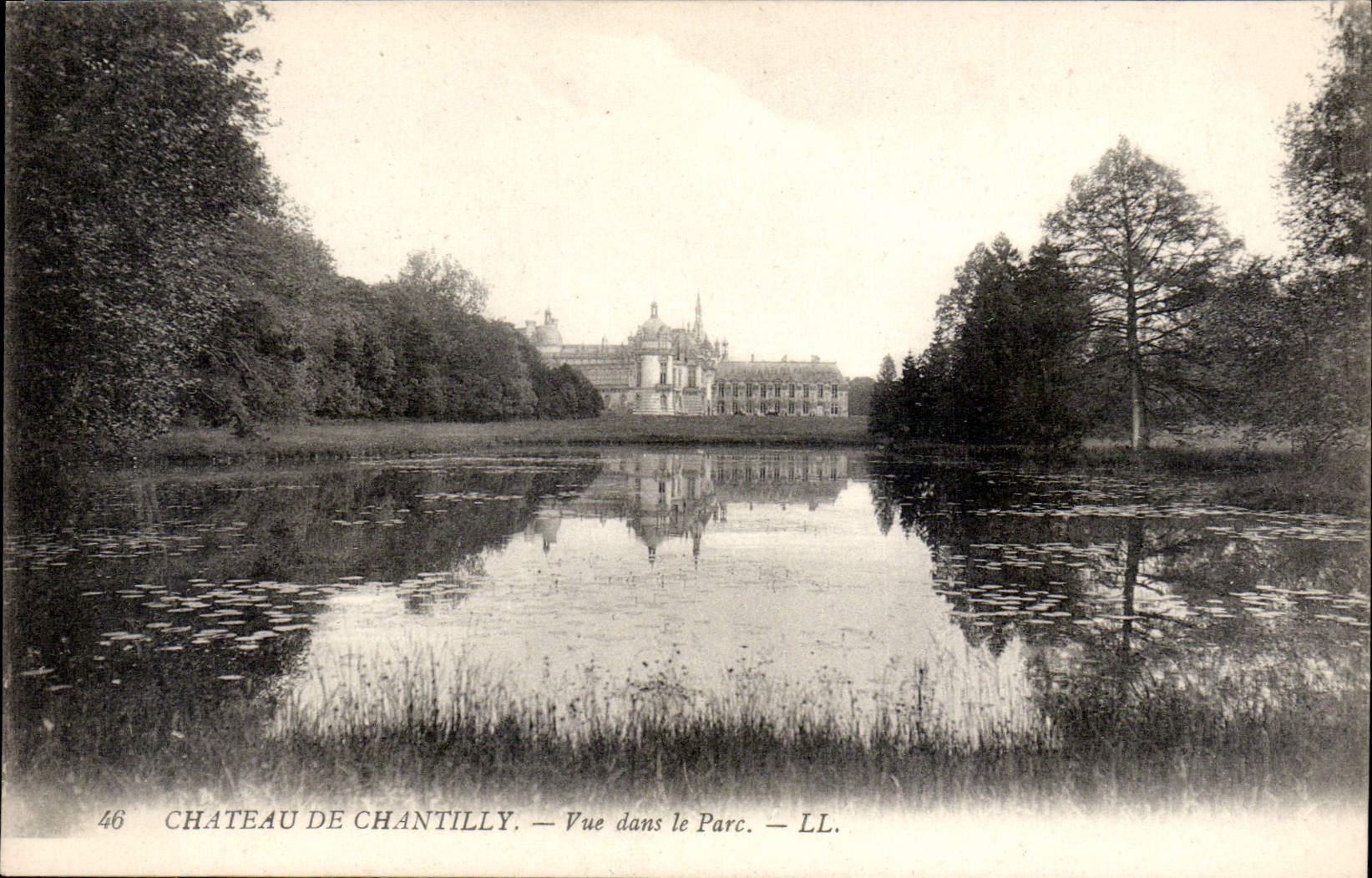 CPA Chateau de Chantilly Vue dans le Parc 